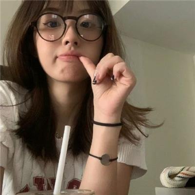 院子里的女人